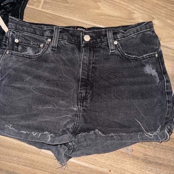 BDG Girlfriend Washed Blacked Distressed raw Hem
High-Waisted Denim Shorts 29 - Picture 11 of 14